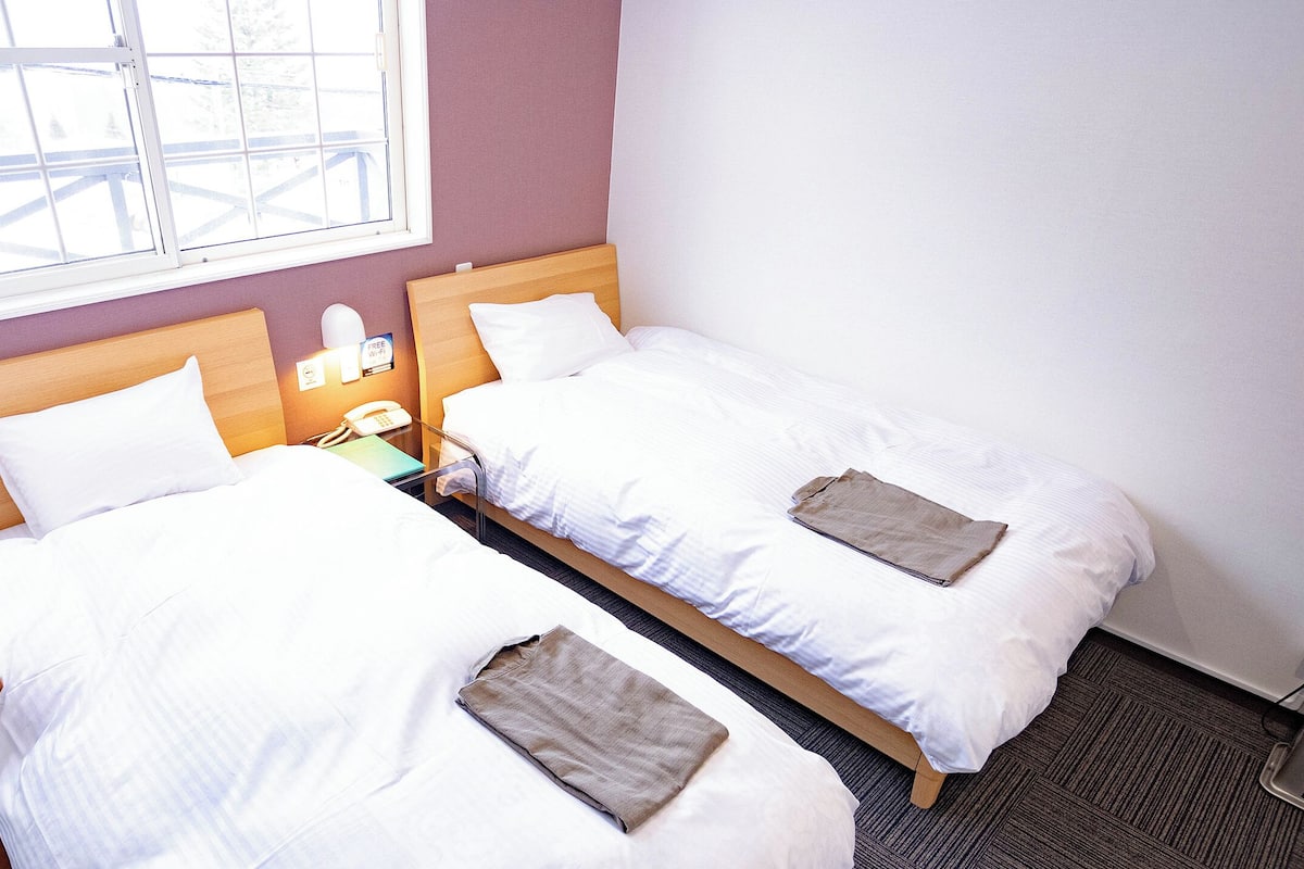 Habitación básica con 2 camas individuales (Western Style) | Wifi gratis y ropa de cama