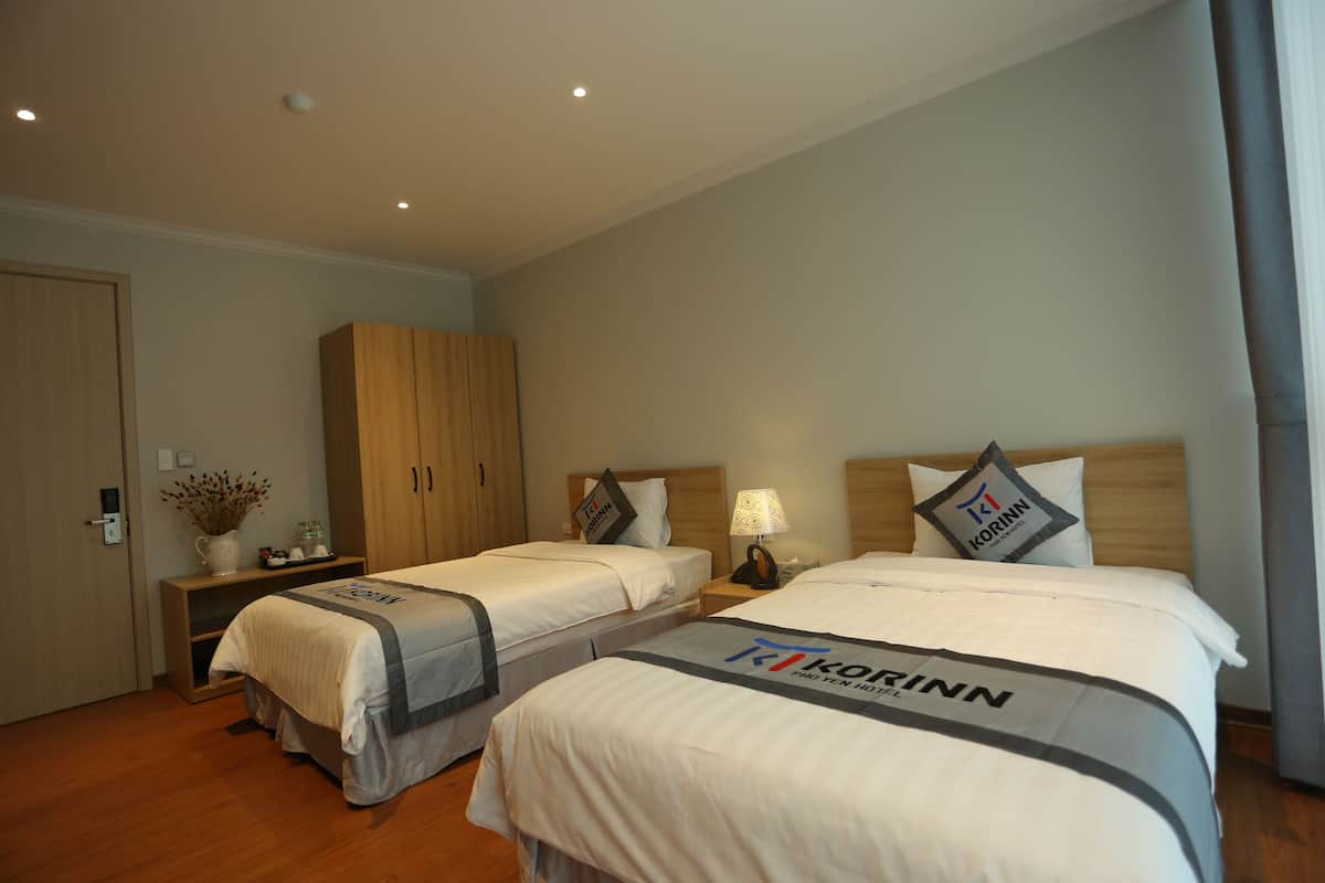Deluxe Twin Room | Minibar, in-room safe, desk, blackout curtains