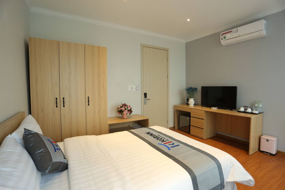 Kamar Double Standar | Minibar, brankas, meja kerja, dan tirai kedap cahaya