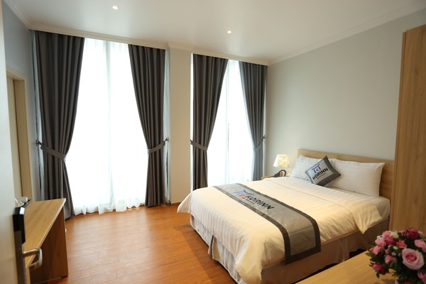 Standaard tweepersoonskamer | Een minibar, een kluis op de kamer, een bureau, verduisterende gordijnen