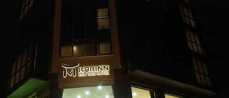 Bagian depan properti - sore/malam