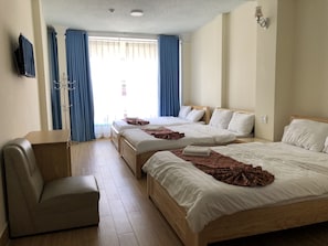 Familienzimmer | Blick auf die Strasse