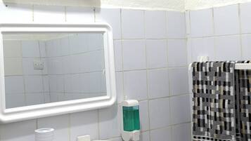 Appartement, niet-roken | Badkamer | Een douche, een regendouche, een bidet, handdoeken