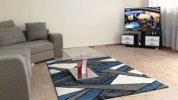 Departamento, para no fumadores | Área de sala de estar | Smart TV de 46 pulgadas con canales por cable y televisión 