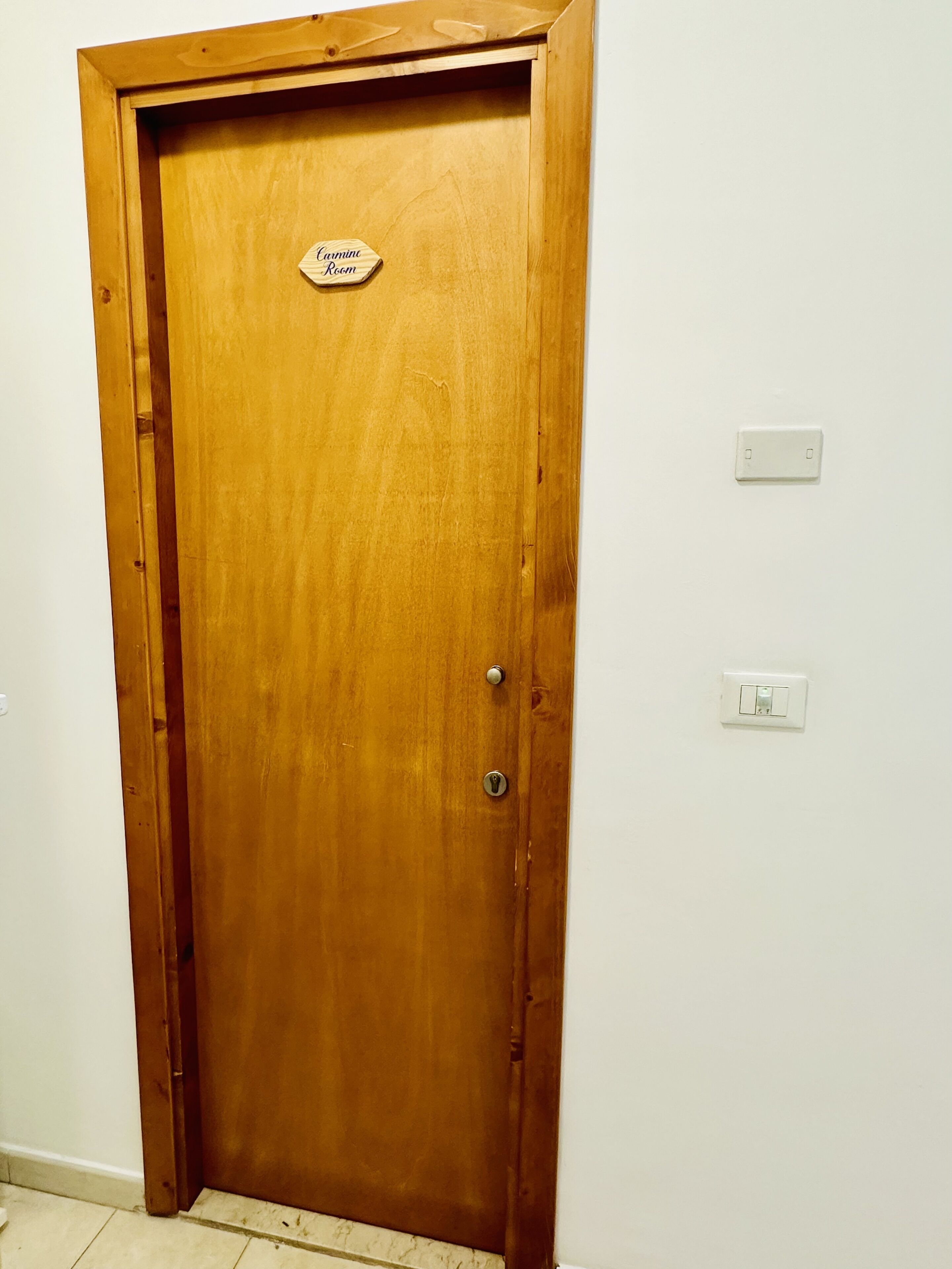 Une porte en bois sur laquelle est apposée une pancarte indiquant : « Salle de mise en conserve ».