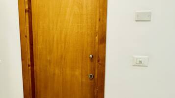 Une porte en bois sur laquelle est apposée une pancarte indiquant : « Salle de mise en conserve ».