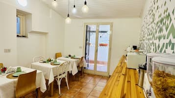 Full-size fridge, microwave, toaster, cookware/dishes/utensils