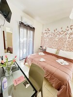 Habitación Confort doble, vistas a la ciudad (Pozzillo) | Minibar, escritorio, cortinas opacas y sistema de insonorización