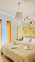 Habitación triple clásica, vistas a la ciudad (Ciambra) | Minibar, escritorio, cortinas opacas y sistema de insonorización