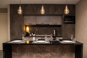 Frigobar, cafetera/tetera, tetera/pava eléctrica