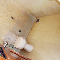 Un baño con inodoro, lavabo y espejo.