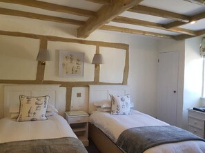 Twin kamer, 2 eenpersoonsbedden | Een bureau, een strijkplank/strijkijzer, gratis wifi, beddengoed