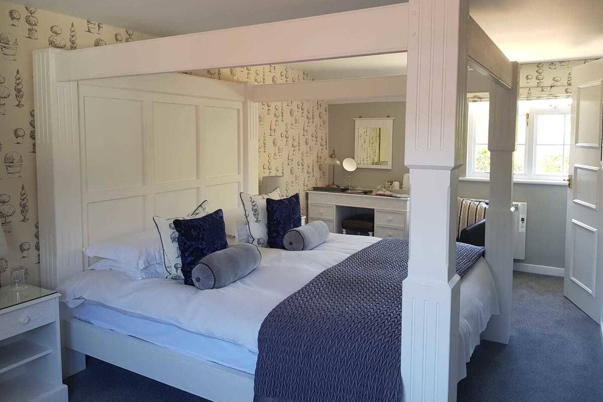 Superior Double Room, 1 Queen Bed | Desk, iron/ironing board, WiFi (free), bed sheets