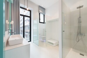 Kostenlose Toilettenartikel, Haartrockner, Hausschuhe, Handtücher