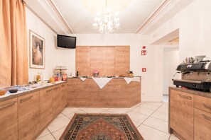 朝食 (ビュッフェ)、毎日提供 (1 名様 14 EUR)