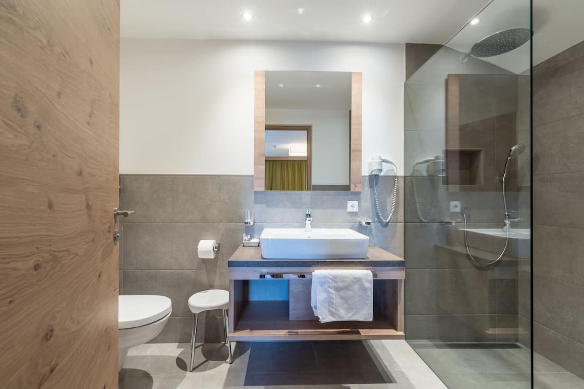 apartment, 2 bedrooms, 2 bathrooms, mountain view | bathroom | shower, free toiletries, hair dryer, bidet