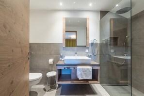 Apartment, 2 Bedrooms, 2 Bathrooms, Mountain View | Bathroom | Shower, free toiletries, hair dryer, bidet - Aparthotel Panorama (Gais)