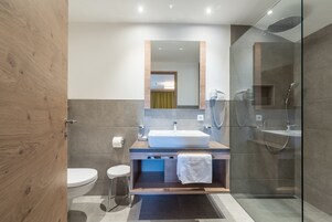 Apartamento, 2 habitaciones, 2 baños, vistas a la montaña | Baño | Ducha, artículos de higiene personal gratuitos, secador de pelo y bidé