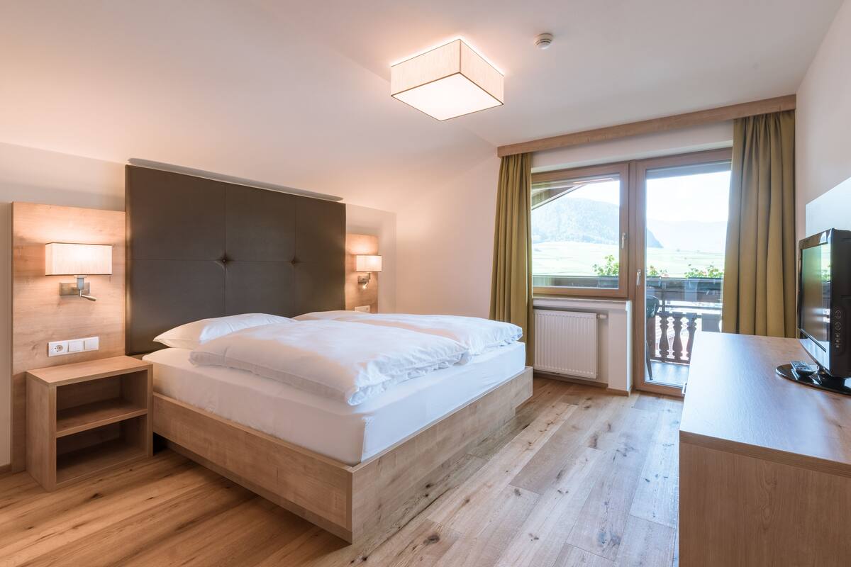 Apartment, 2 Schlafzimmer, 2 Bäder, Bergblick | Zimmersafe, laptopgeeigneter Arbeitsplatz, kostenloses WLAN, Bettwäsche