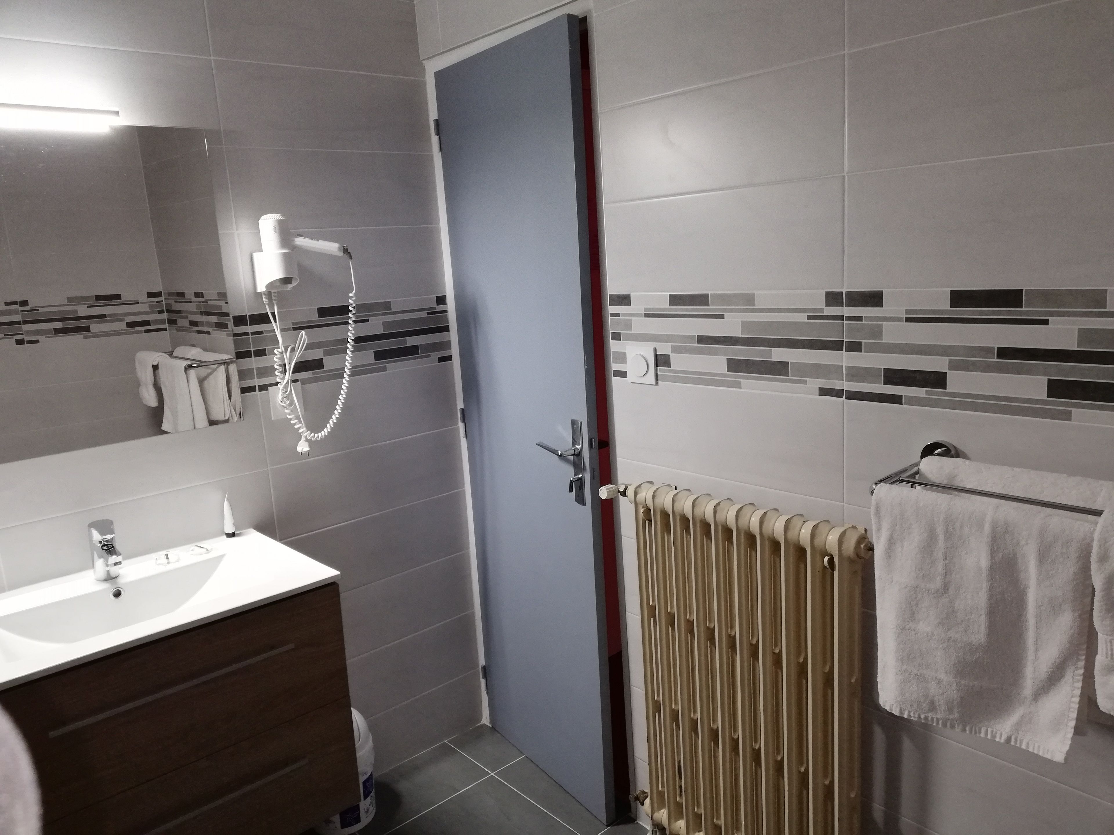 comfort double room | bathroom | free toiletries, hair dryer, towels