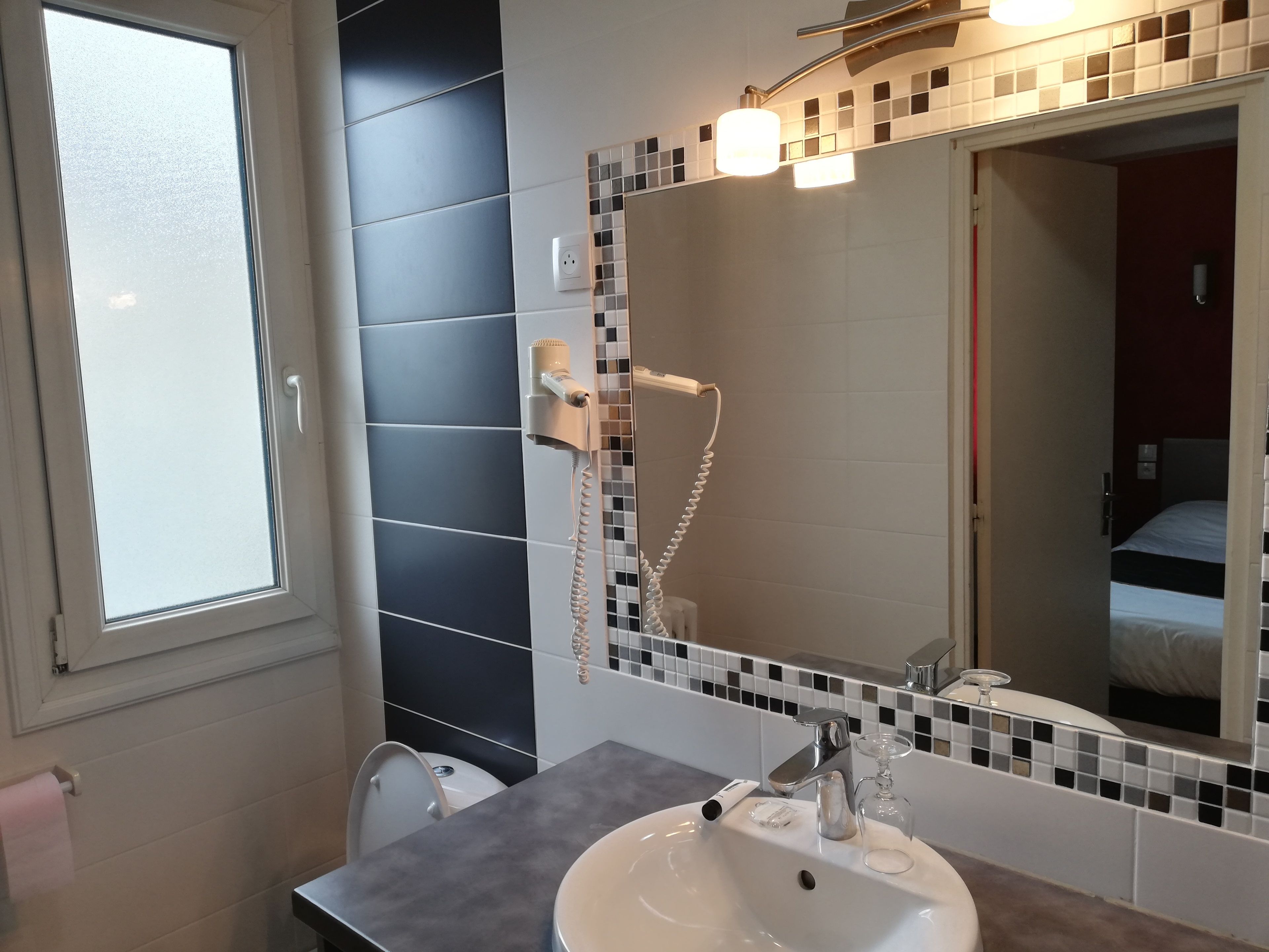 standard double room | bathroom | free toiletries, hair dryer, towels