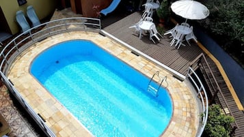 Una piscina al aire libre, sombrillas