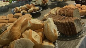 بوفيه فطور مجانًا يوميًا
