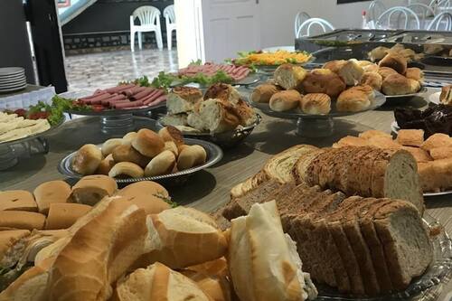 Café da manhã com buffet grátis todos os dias