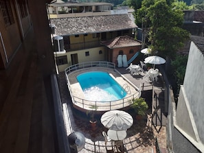 Outdoor pool, pool umbrellas - Hotel Montanus (Nova Friburgo)