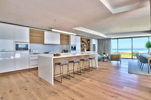 Premium bedding, down comforters, in-room safe, blackout drapes - Water's Edge 24 (Cape Town)