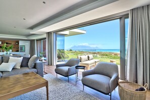 Premium bedding, down comforters, in-room safe, blackout drapes - Water's Edge 24 (Cape Town)