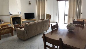 Apartamento, 2 quartos | Sala de estar | TV de tela plana