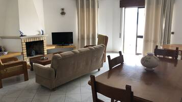 Apartamento, 2 habitaciones | Sala de estar | Una televisión de pantalla plana