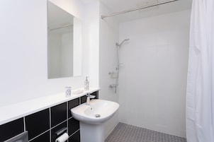 Twin Room | Bathroom | Shower, towels