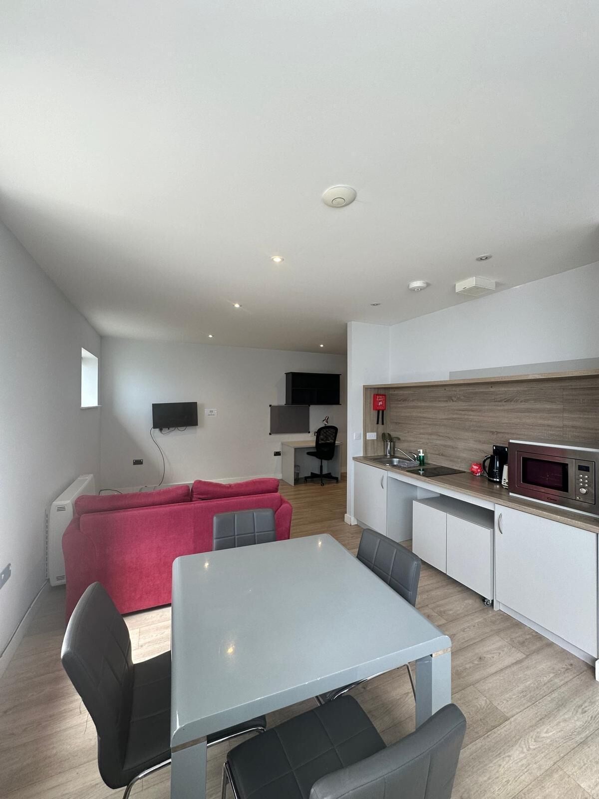 Deluxe Apartment, Accessible | Private kitchen | Microwave, stovetop, electric kettle, toaster