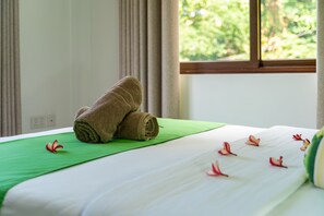 Premium bedding, blackout curtains, soundproofing, iron/ironing board - Kanasuk Selfcatering Apartments (Mahé Island)