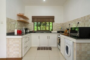 Full-sized fridge, microwave, oven, stovetop - Kanasuk Selfcatering Apartments (Mahé Island)