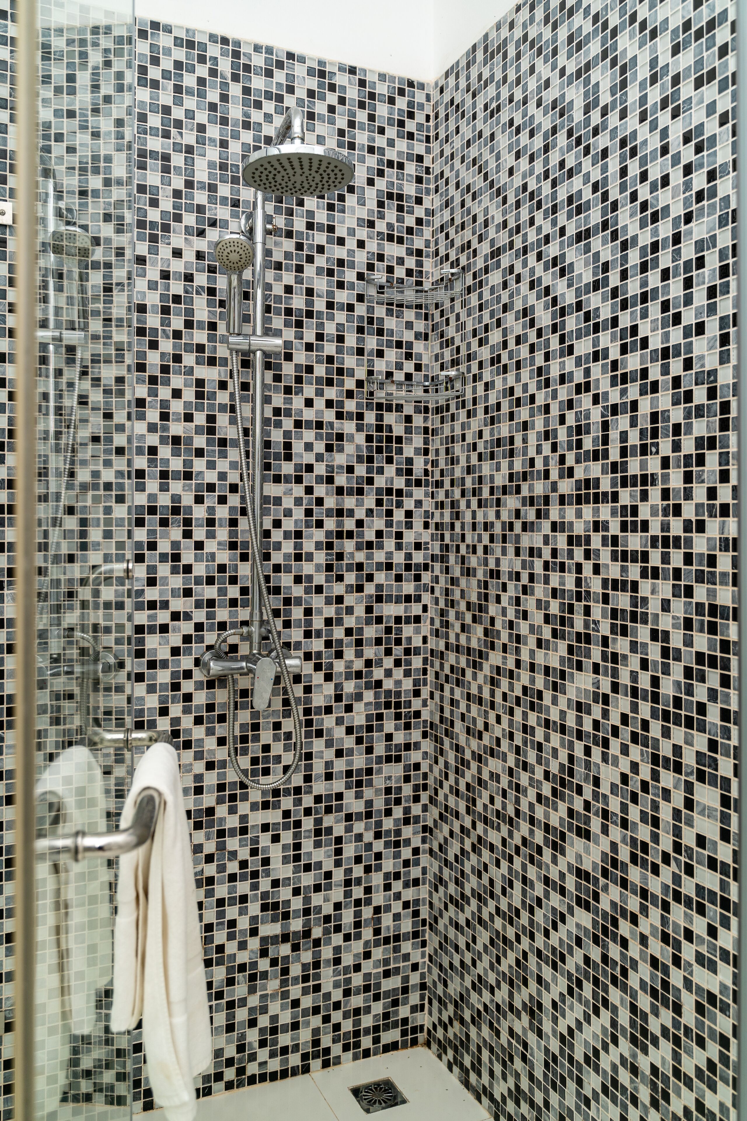 Shower, free toiletries, towels
