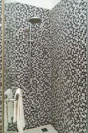 Douche, articles de toilette gratuits, serviettes fournies