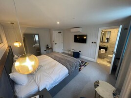 Luxury-Doppelzimmer | Hochwertige Bettwaren, Zimmersafe, schallisolierte Zimmer