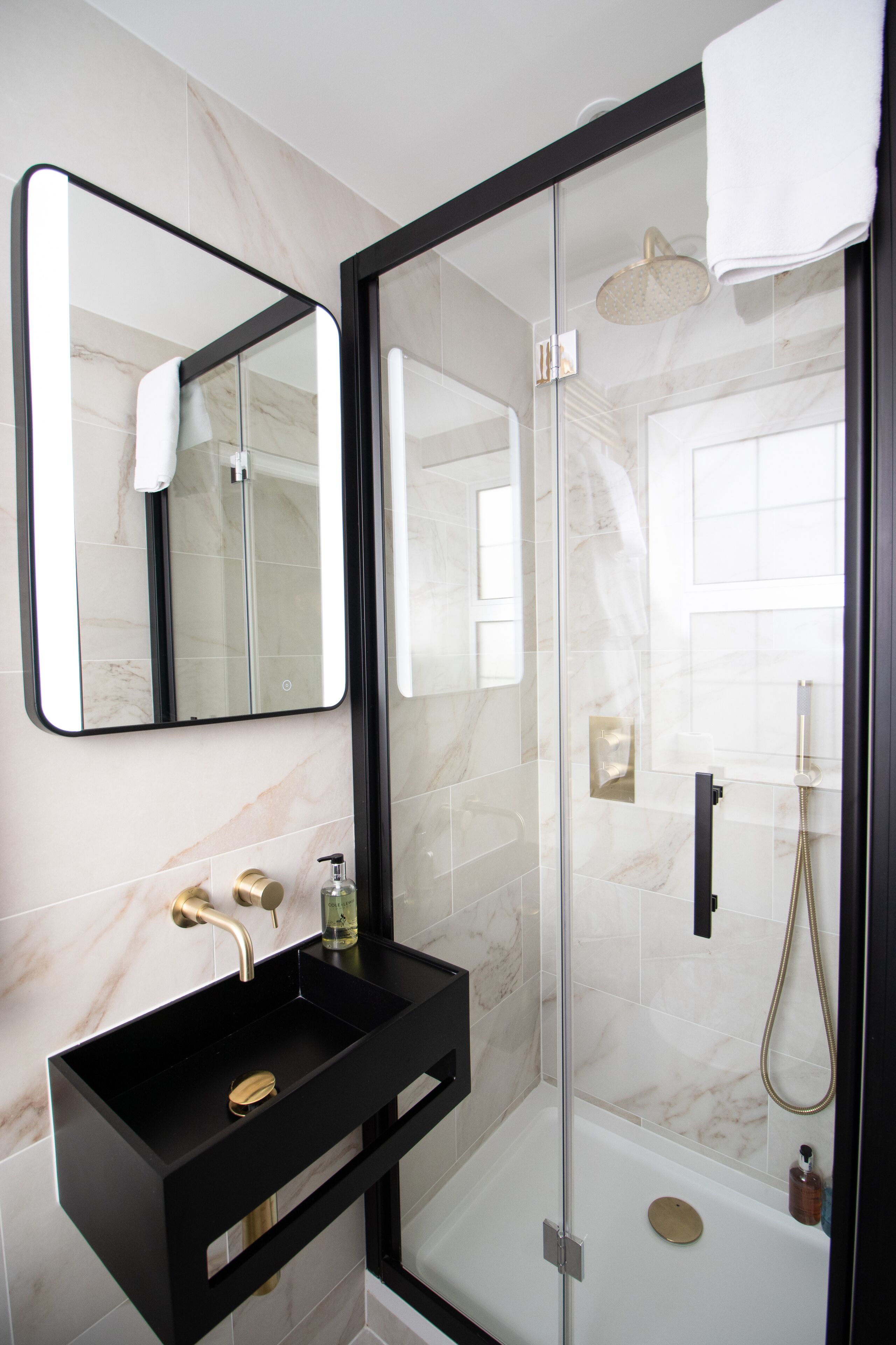 Quarto casal superluxo | Banheiro | Chuveiro, toalhas de banho