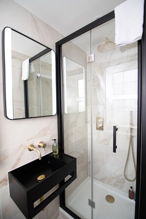 Bathroom - Three Falcons Hotel (London)