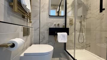 Luxury Double Room | Bathroom | Shower, towels