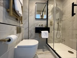 Luxury-Doppelzimmer | Badezimmer | Dusche, Handtücher