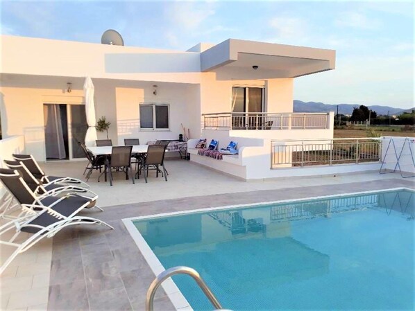 Seasonal outdoor pool, open 8:00 AM to 10:00 PM, sun loungers