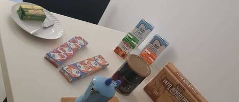 Una encimera de cocina con diversos alimentos y utensilios.