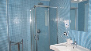 Habitació de disseny, 1 llit doble, no fumadors | Bany | Dutxa, articles de tocador gratuïts, assecador de cabells i bidet 