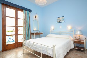 A bedroom with a bed, a desk, and a chair. - Mare Monte (Naxos)
