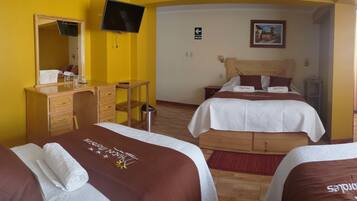 Habitación de hotel con dos camas, un escritorio, un espejo, un televisor y un cuadro en la pared.