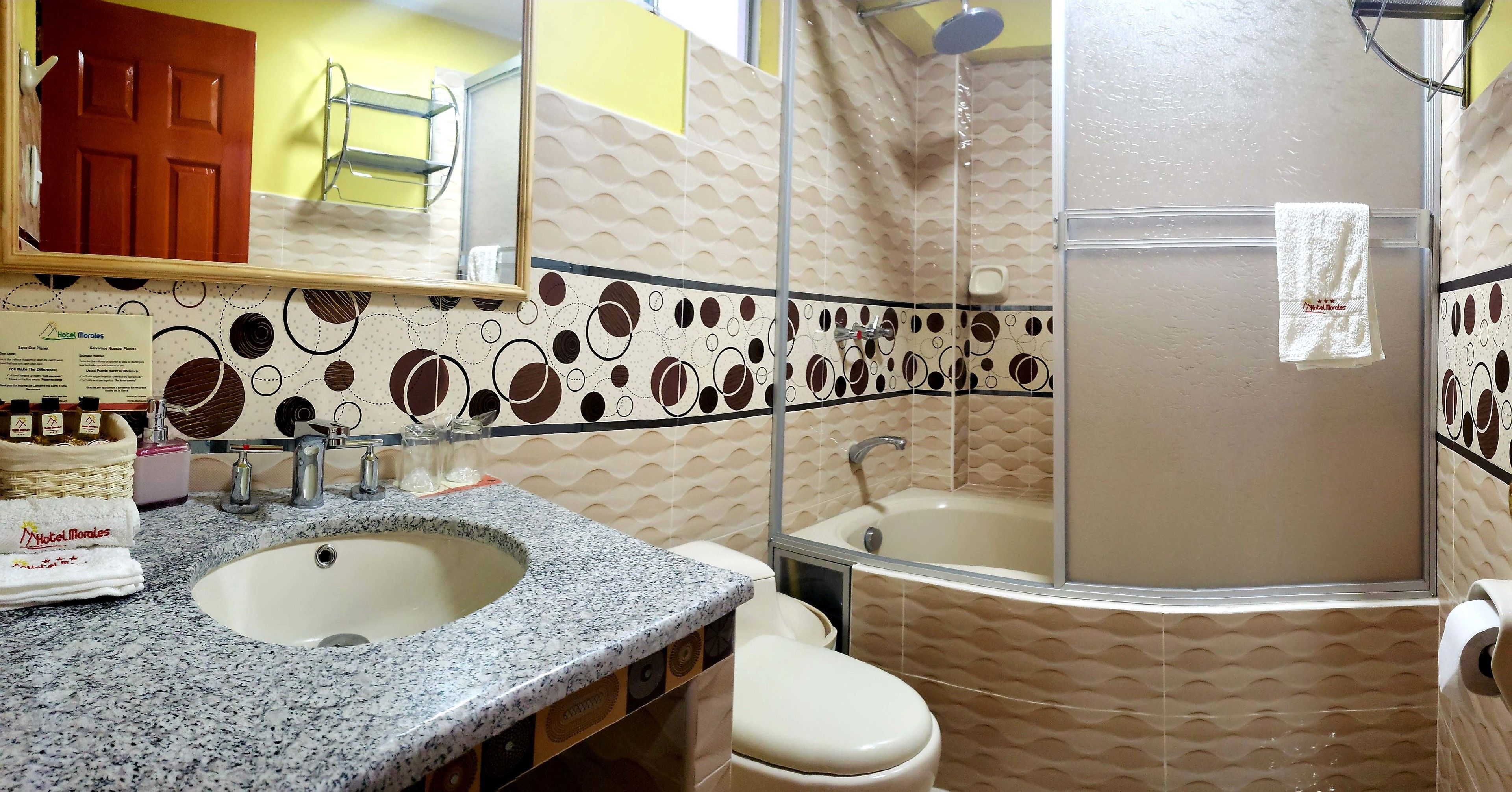 Un baño con dos lavamanos, un inodoro y una ducha.